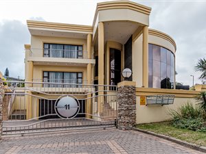 6 Bed House in Stanger Manor