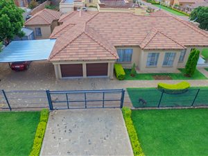 4 Bedroom House in Suiderberg