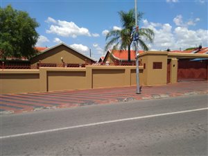 800 m² Commercial space in Soshanguve