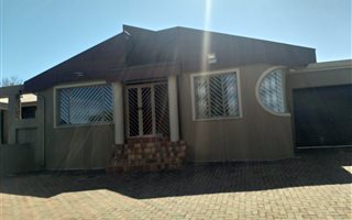4 Bedroom House in Die Hoewes