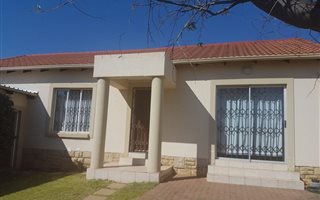3 Bedroom Apartment in Roodepoort Central