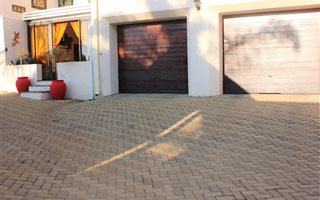 2 Bedroom Townhouse in Kloofendal