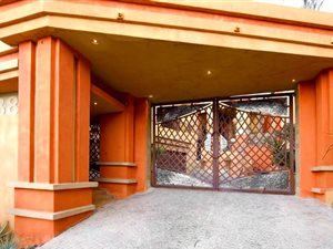 7 Bed House in Waterkloof Glen