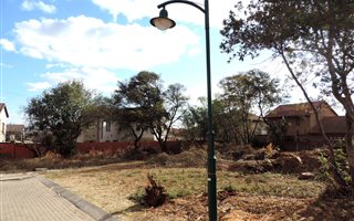 517 m² Land available in Bronberg