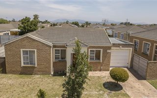 2 Bedroom Townhouse in Eikenbosch
