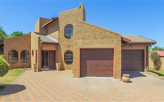6 Bedroom House in Gholfsig