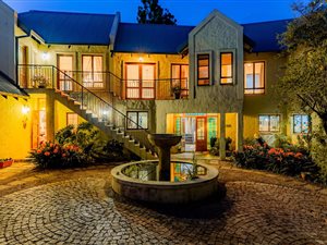 7 Bedroom House in Country Lane Estate