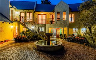 7 Bedroom House in Country Lane Estate