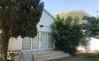 1 Bedroom Garden Cottage in Melrose