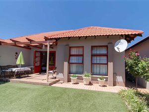 3 Bed Townhouse in Woodland Hills