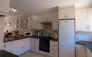 3 Bedroom Townhouse in Woodland Hills