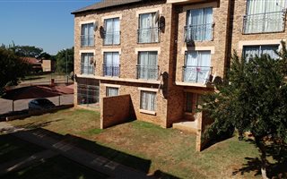 Bachelor apartment in Karen Park