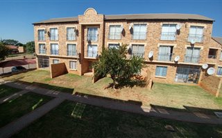 Bachelor apartment in Karen Park