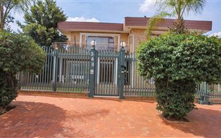7 Bedroom House in Laudium