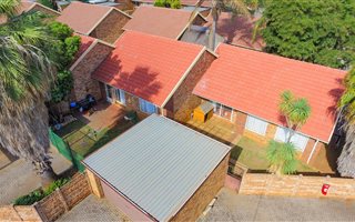 2 Bedroom Simplex in Die Hoewes