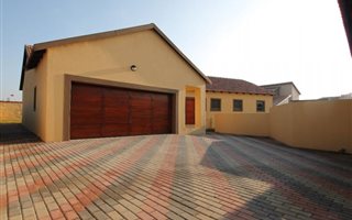 3 Bedroom House in Heuwelsig Estate