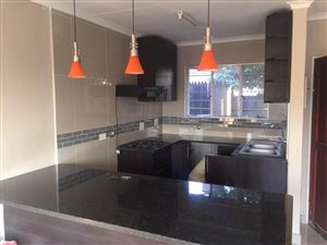 2 Bed Townhouse in Rooihuiskraal North