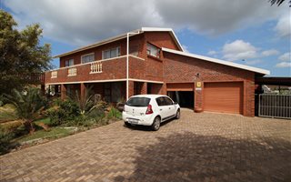 4 Bedroom House in Jeffreys Bay