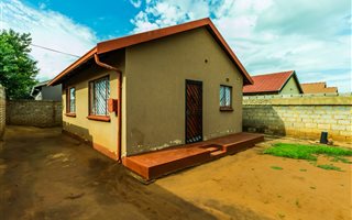 2 Bedroom House in Protea Glen