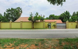 5 Bedroom House in Elarduspark