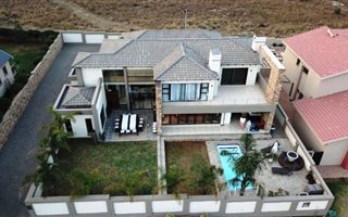 4 Bedroom House in Aqua Vista