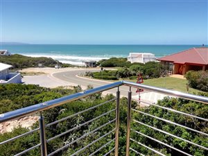 9 Bed House in Boggomsbaai