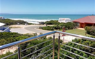 9 Bedroom House in Boggomsbaai