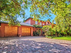 4 Bed House in Silver Lakes Golf Estate