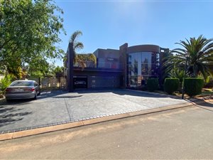 5 Bed House in Summerset
