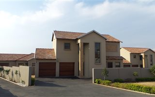 3 Bedroom Townhouse in Heuningklip