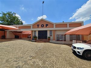 260 m² Commercial space in Ontdekkers Park