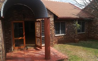 2 Bedroom Townhouse in Die Hoewes