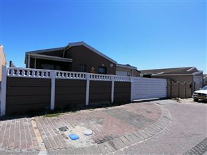 3 Bed House in Strandfontein