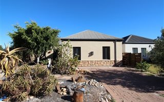 4 Bedroom House in Van Riebeeckstrand