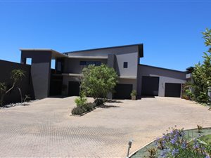 7 Bed House in Mooikloof Glen