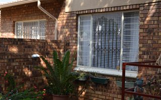 1 Bedroom Townhouse in Wilgeheuwel