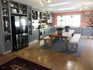 5 Bed House in Hurlingham Manor