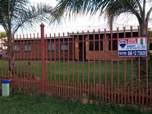 4 Bedroom House in Kwaggasrand