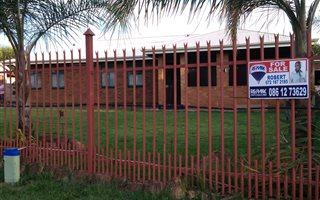 4 Bedroom House in Kwaggasrand