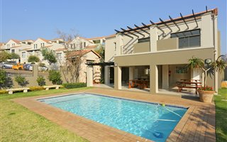2 Bedroom Apartment in Douglasdale