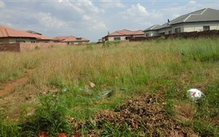 890 m² Land available in Aerorand