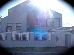 6 Bed House in Rylands