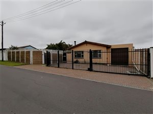 3 Bed House in Elsies River