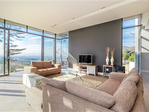 4 Bed House in Zwaanswyk
