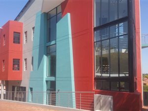 910 m² Office Space in Moreleta Park