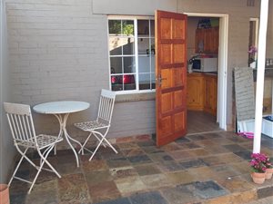 1 Bedroom Garden Cottage in Linden