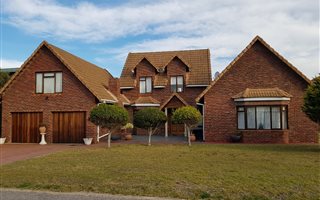 3 Bedroom House in Hersham