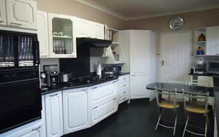 5 Bedroom House in Dan Pienaar