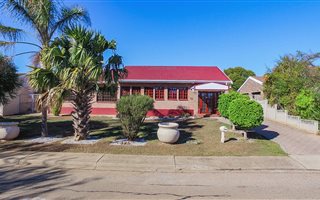 4 Bedroom House in Strelitzia Park