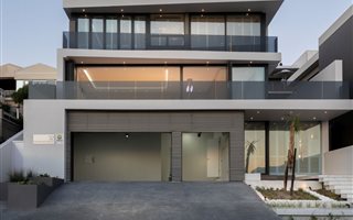 5 Bedroom House in Bloubergstrand